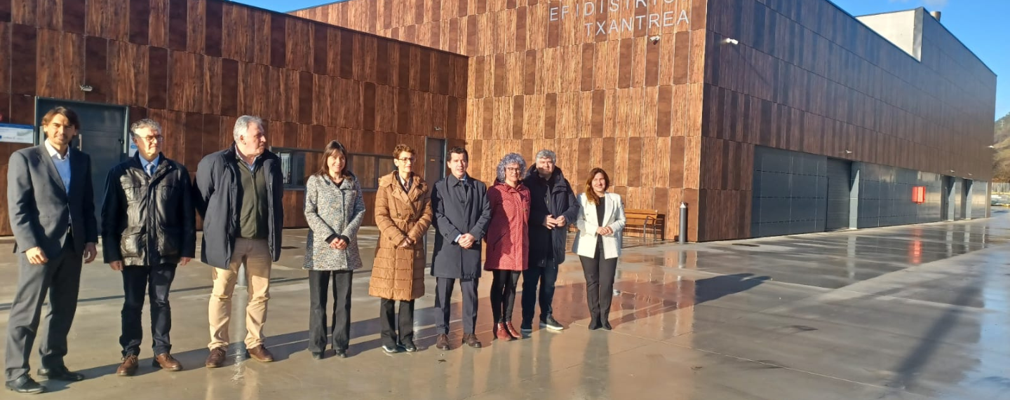El Gobierno de Navarra pone en marcha en la Txantrea la primera central y red de calor a escala de barrio alimentada de biomasa de astilla forestal